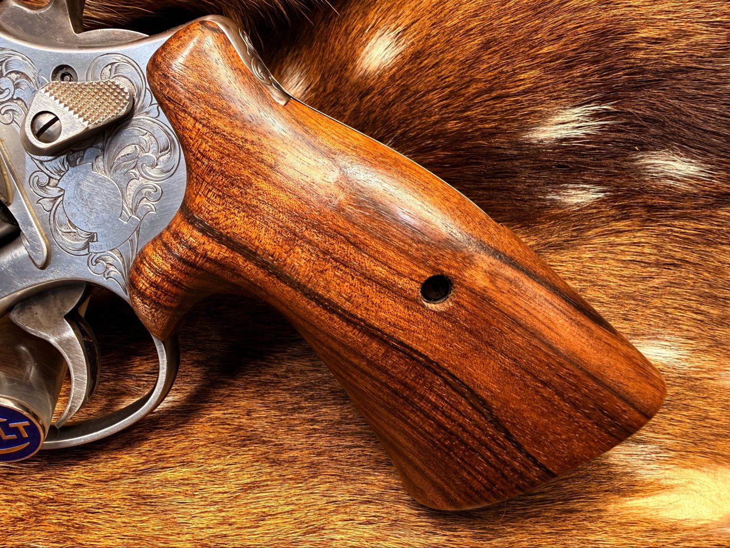 Smith & Wesson High Grade Hand-Select Walnut S&W Bear Hug Grips (N FRAME) Smith & Wesson High Grade Hand-Select Walnut S&W Bear Hug Grips (N FRAME)
