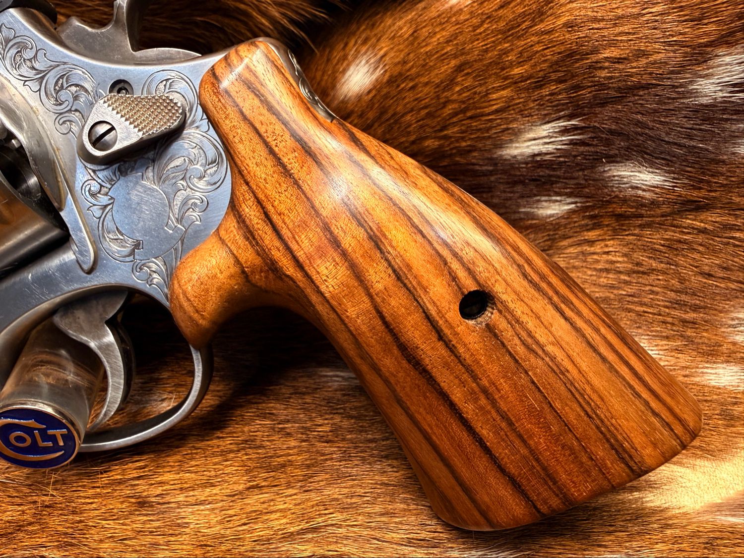 Smith & Wesson High Grade Hand-Select Walnut S&W Bear Hug Grips (N FRAME) Smith & Wesson High Grade Hand-Select Walnut S&W Bear Hug Grips (N FRAME)