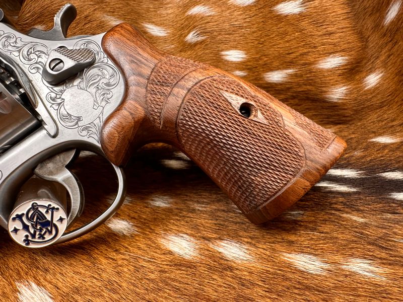 TGW Hand Checkered Bear Hug Ropers (N Frame - Round Butt) TGW Hand Checkered Bear Hug Ropers (N Frame - Round Butt)