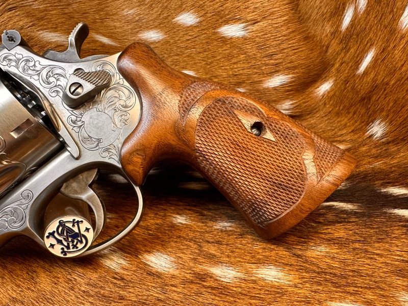 TGW Hand Checkered Bear Hug Ropers (N Frame - Round Butt) TGW Hand Checkered Bear Hug Ropers (N Frame - Round Butt)