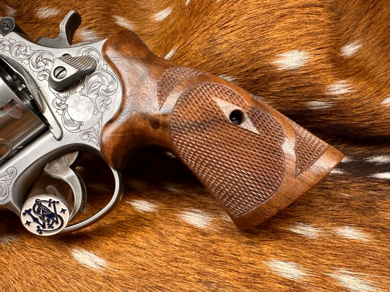 TGW Hand Checkered Bear Hug Ropers (N Frame - Round Butt) TGW Hand Checkered Bear Hug Ropers (N Frame - Round Butt)