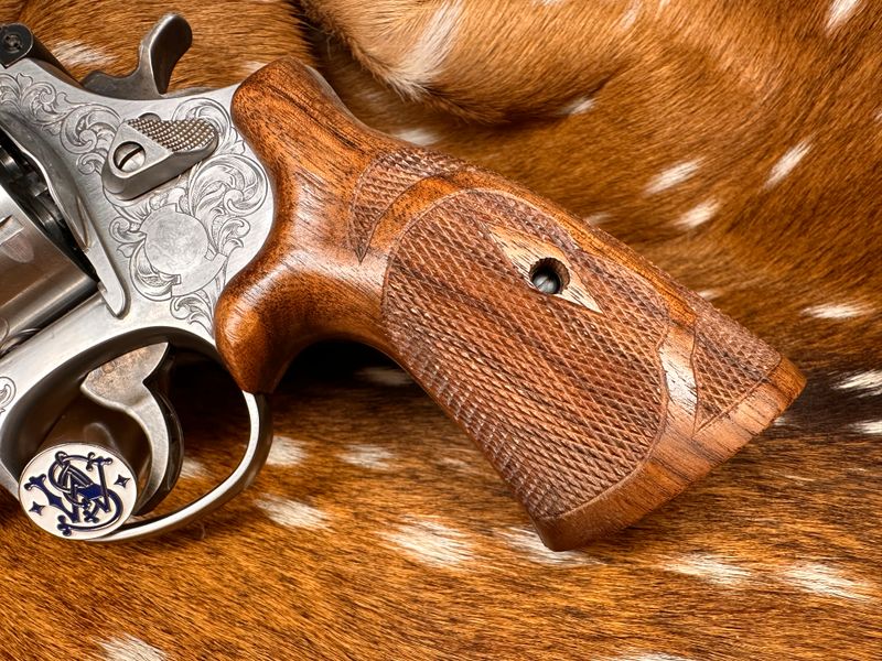 TGW Hand Checkered Bear Hug Ropers (N Frame - Round Butt) TGW Hand Checkered Bear Hug Ropers (N Frame - Round Butt)