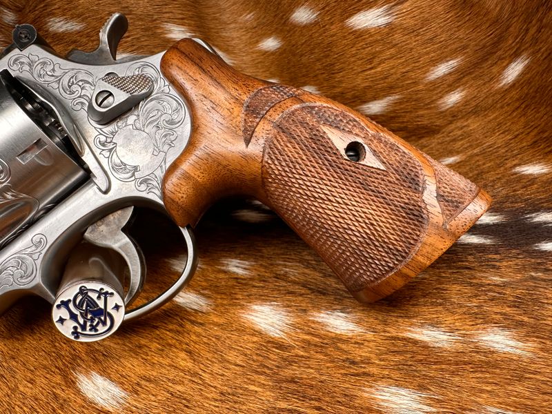 TGW Hand Checkered Bear Hug Ropers (N Frame - Round Butt) TGW Hand Checkered Bear Hug Ropers (N Frame - Round Butt)