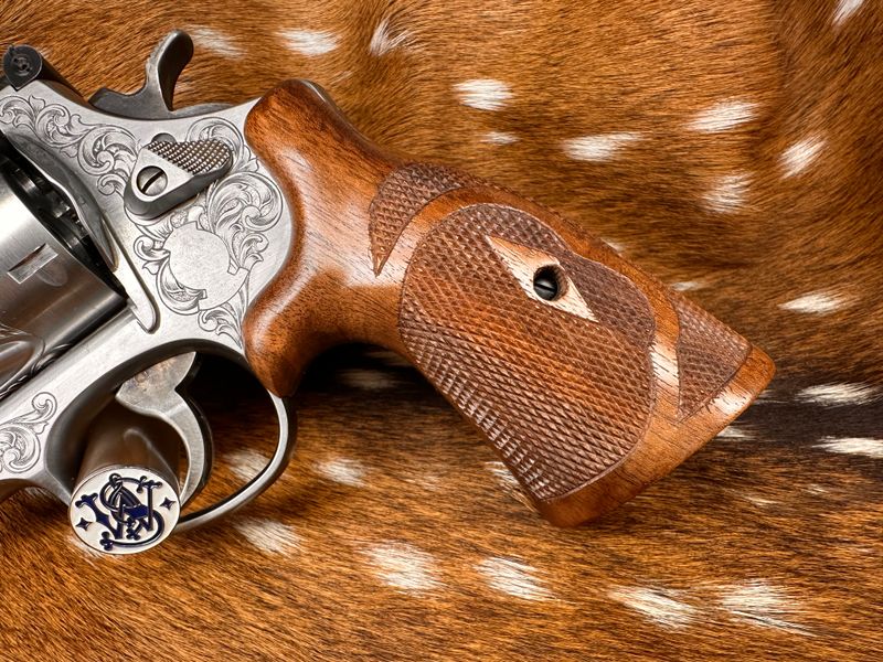 TGW Hand Checkered Bear Hug Ropers (N Frame - Round Butt) TGW Hand Checkered Bear Hug Ropers (N Frame - Round Butt)