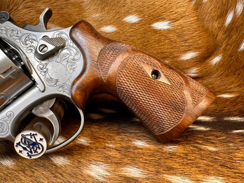 TGW Hand Checkered Bear Hug Ropers (N Frame - Round Butt) TGW Hand Checkered Bear Hug Ropers (N Frame - Round Butt)