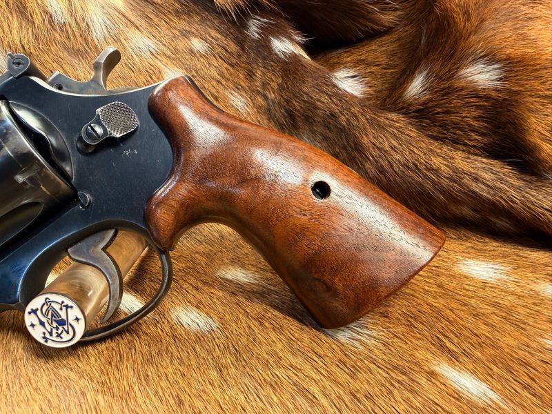 Smith & Wesson High Grade Hand Select Walnut S&W Bear Hug Grips (SQUARE N FRAME)