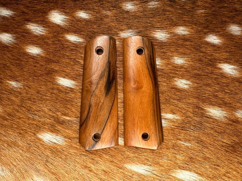 Traditional 1911 Walnut Grips Traditional 1911 Walnut Grips