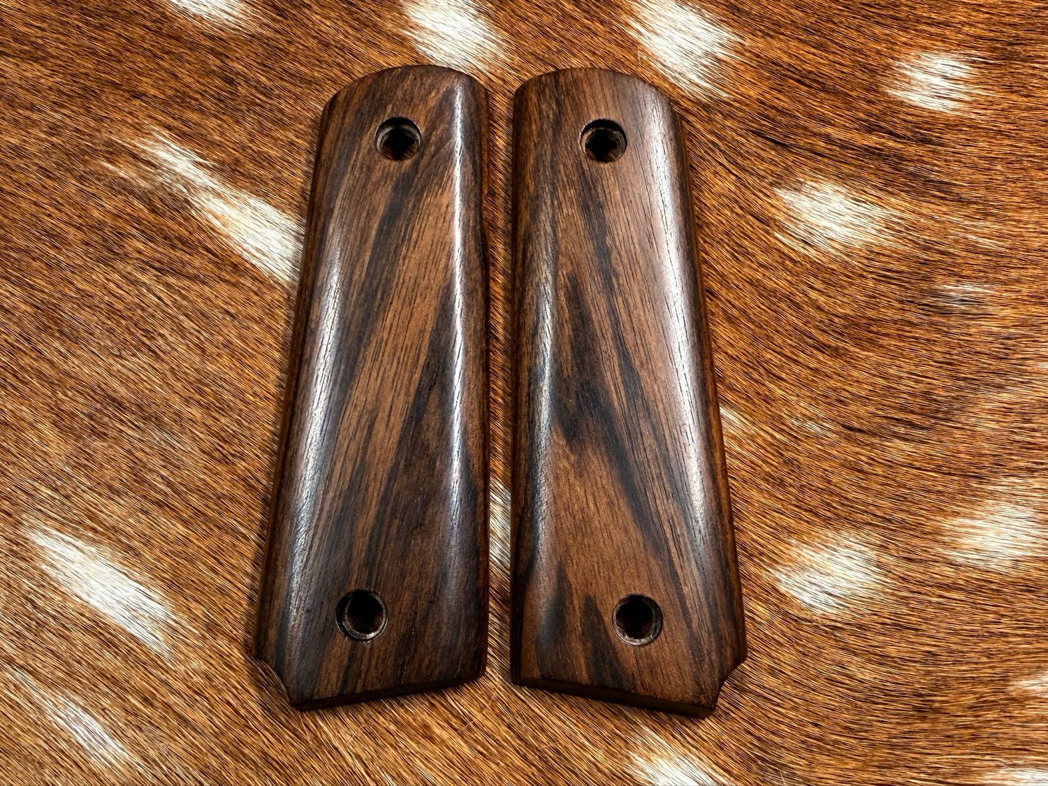 Traditional 1911 Walnut Grips