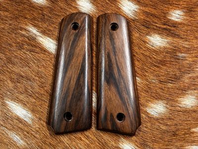 Traditional 1911 Walnut Grips