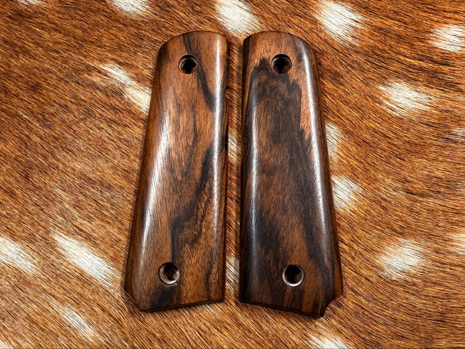 Traditional 1911 Walnut Grips