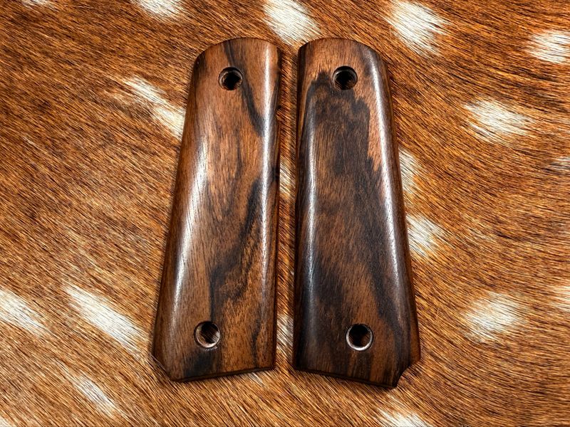 Traditional 1911 Walnut Grips