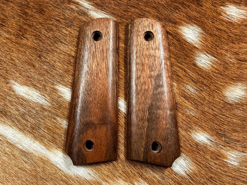 Traditional 1911 Walnut Grips