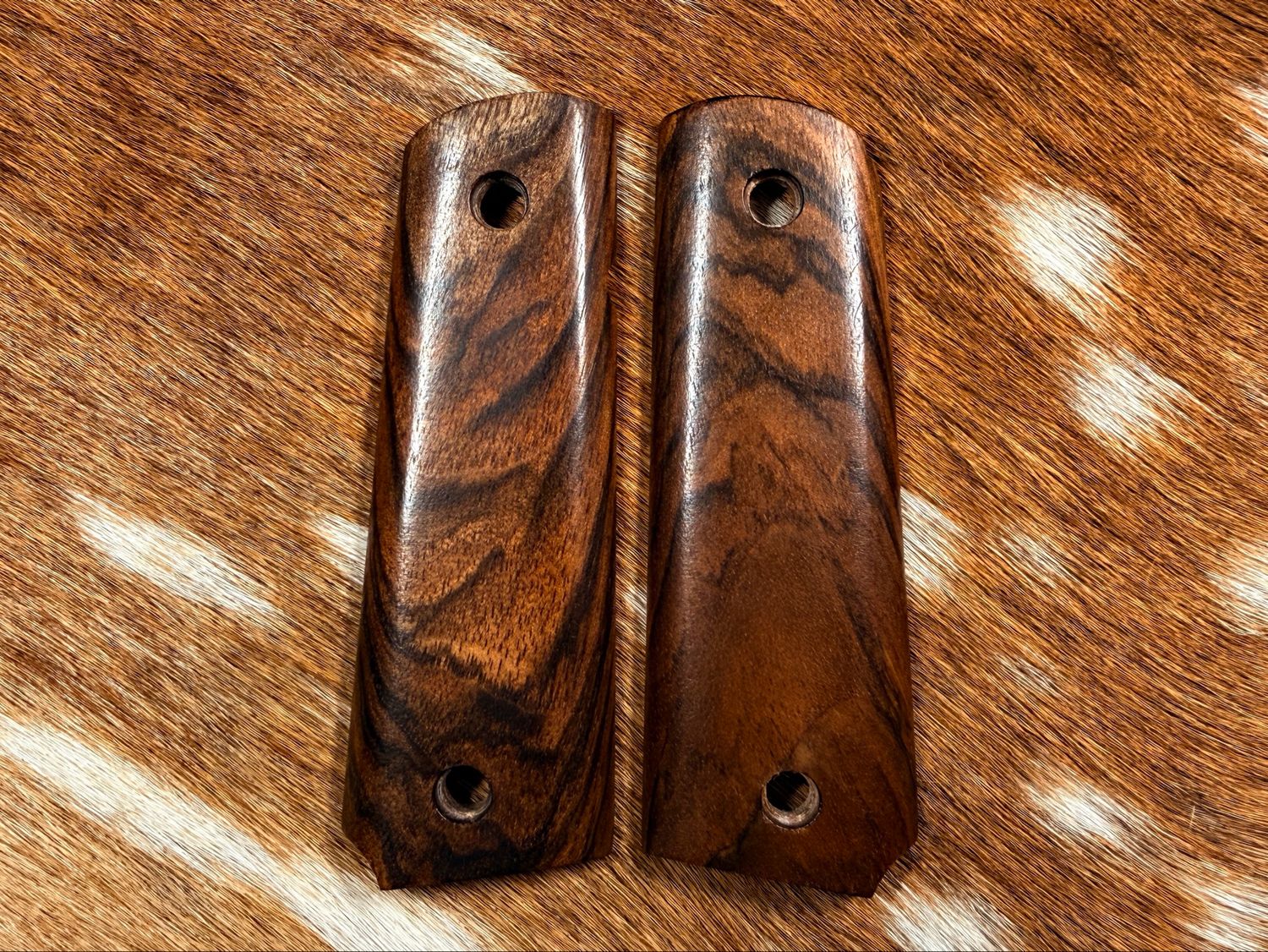 Traditional 1911 Walnut Grips