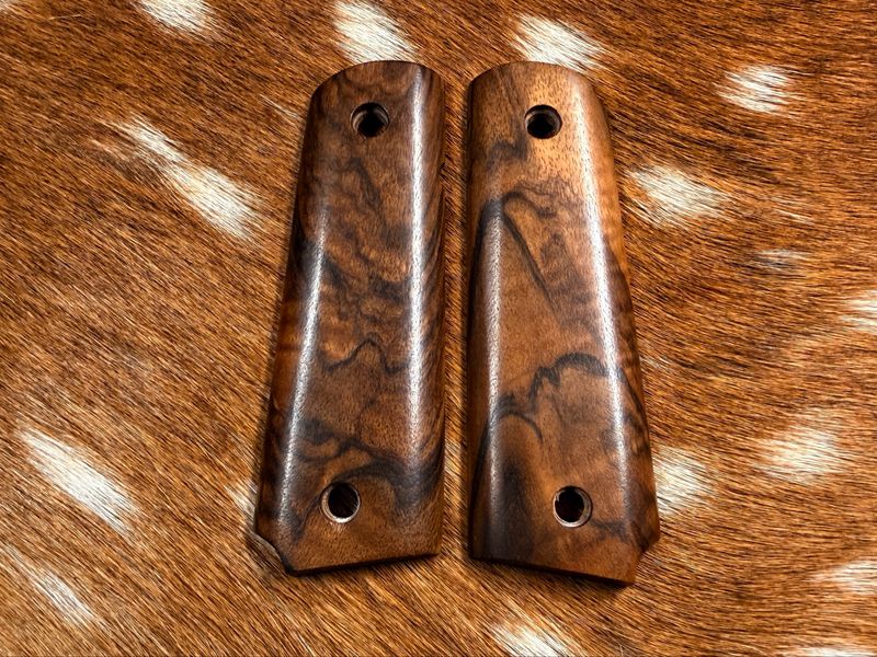 Traditional 1911 Walnut Grips