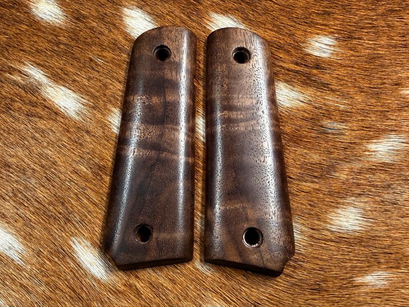 Traditional 1911 Walnut Grips