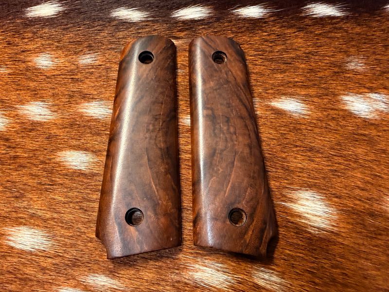 Traditional 1911 Walnut Grips