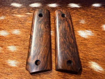 Traditional 1911 Walnut Grips Traditional 1911 Walnut Grips