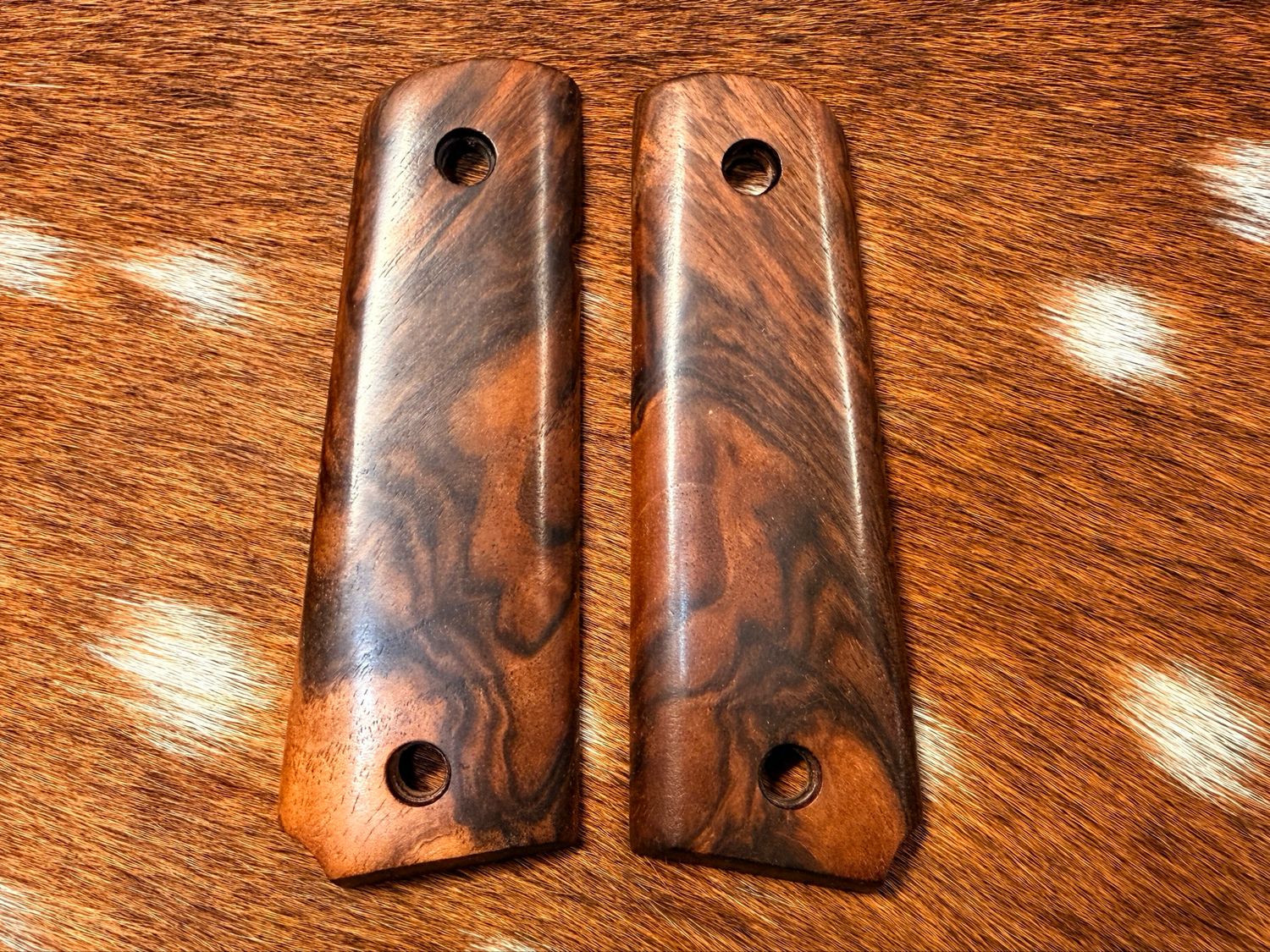 Traditional 1911 Walnut Grips