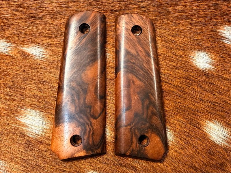 Traditional 1911 Walnut Grips