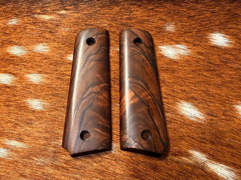 Traditional 1911 Walnut Grips