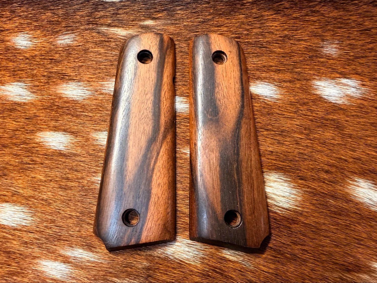 Traditional 1911 Walnut Grips