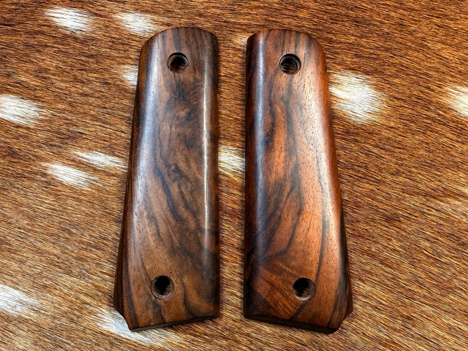 Traditional 1911 Walnut Grips
