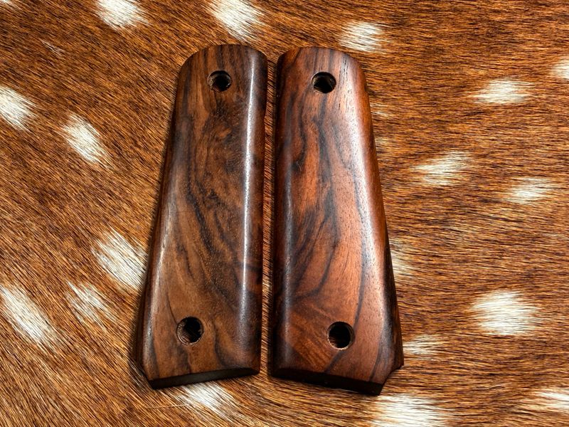 Traditional 1911 Walnut Grips