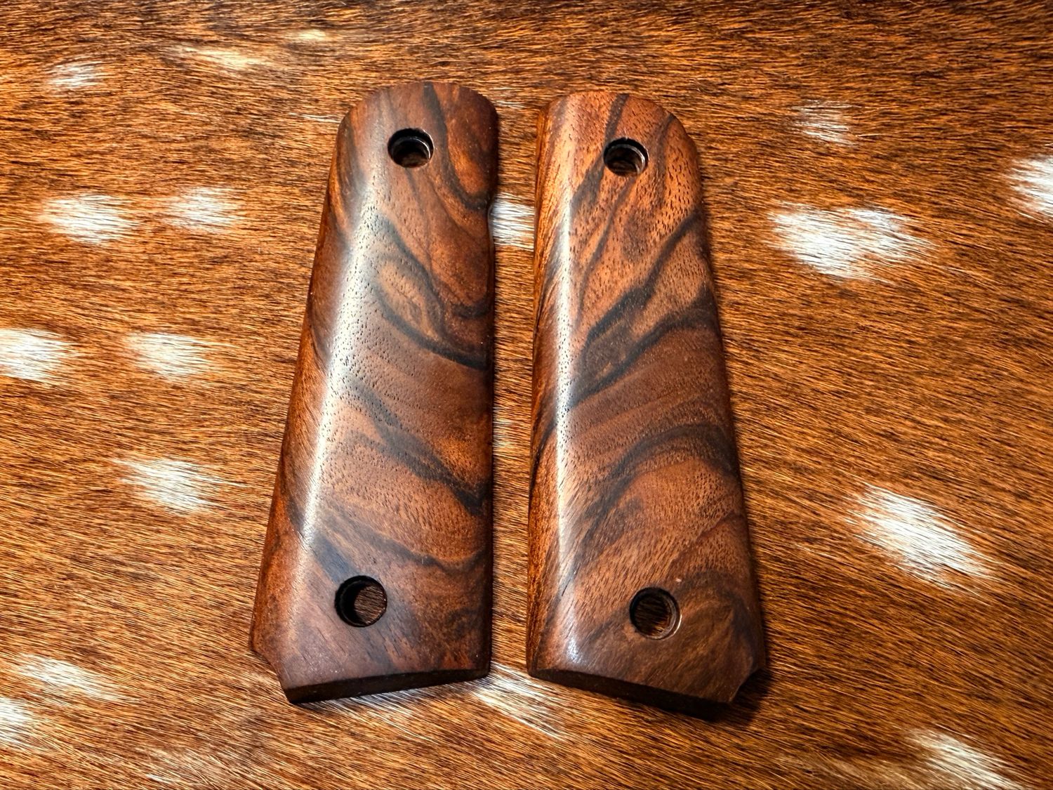 Traditional 1911 Walnut Grips