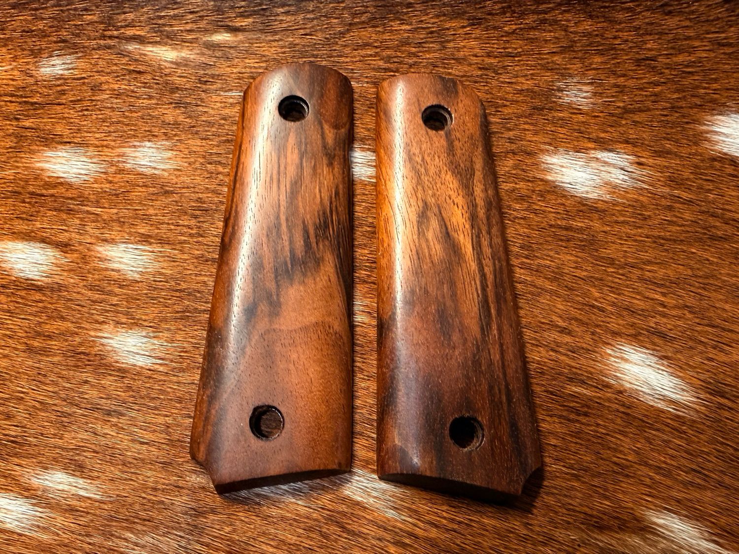 Traditional 1911 Walnut Grips Traditional 1911 Walnut Grips
