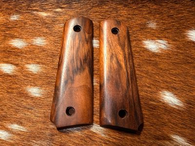 Traditional 1911 Walnut Grips Traditional 1911 Walnut Grips