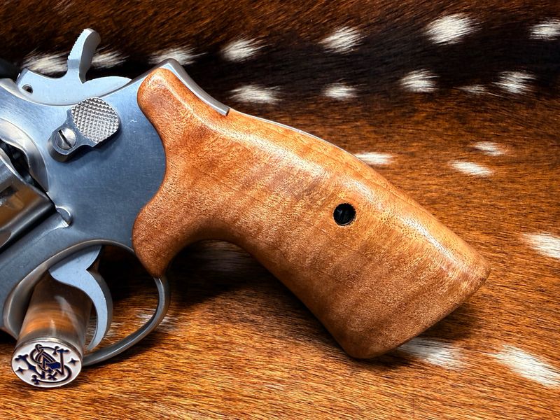 Smith & Wesson High Grade Hand Select Bastogne S&W Bear Hug Grips (K/L Round FRAME)