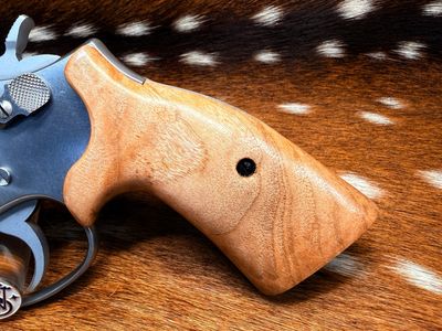 Smith & Wesson High Grade Hand Select Bastogne S&W Bear Hug Grips (K/L Round FRAME)