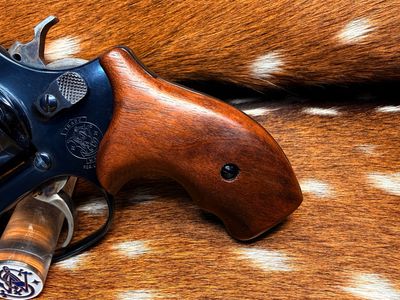 Smith & Wesson High Grade Walnut Grips (J Frame Boot Grip Finger Groove)