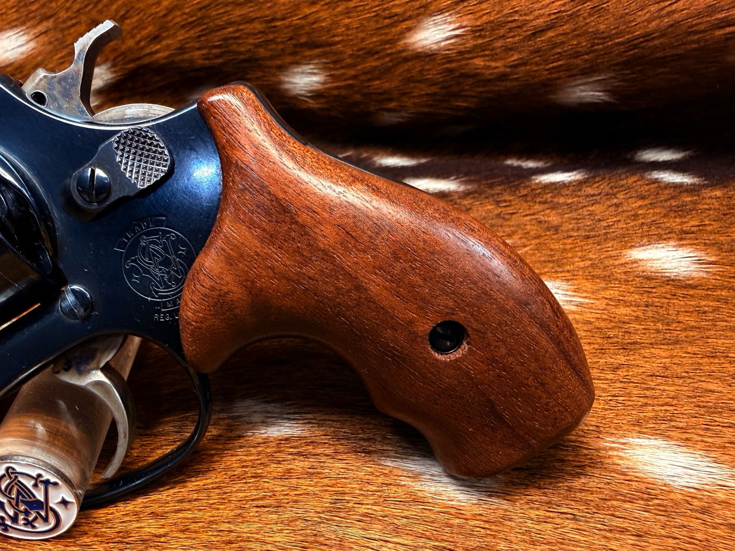 Smith & Wesson High Grade Walnut Grips (J Frame Boot Grip Finger Groove) Smith & Wesson High Grade Walnut Grips (J Frame Boot Grip Finger Groove)