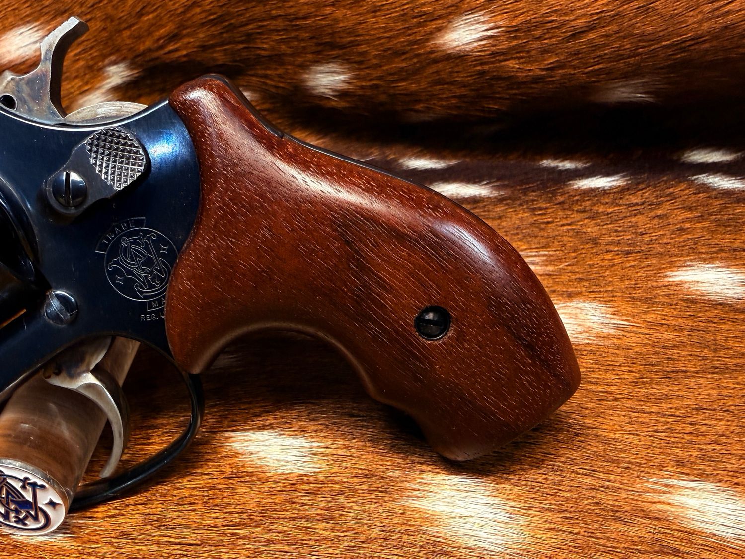 Smith & Wesson High Grade Walnut Grips (J Frame Boot Grip Finger Groove) Smith & Wesson High Grade Walnut Grips (J Frame Boot Grip Finger Groove)