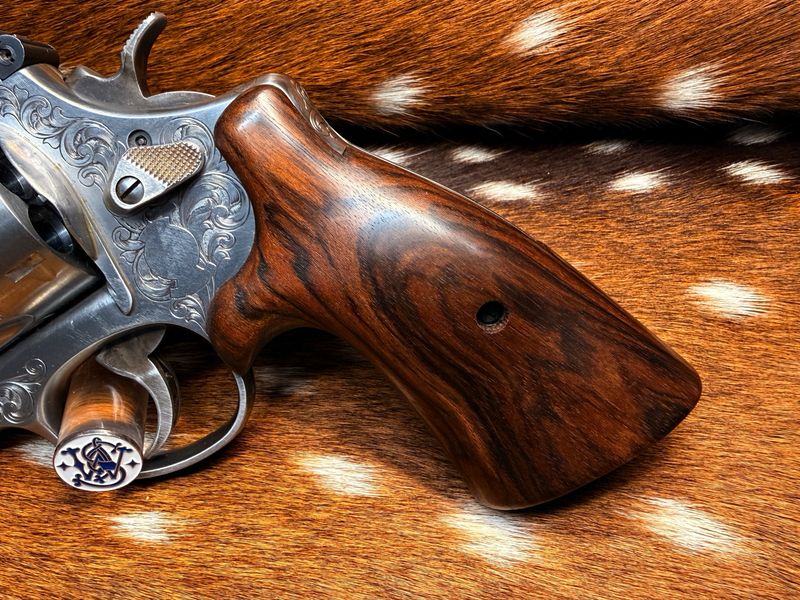 Smith & Wesson High Grade Hand-Select Walnut S&W Bear Hug Grips (N FRAME)