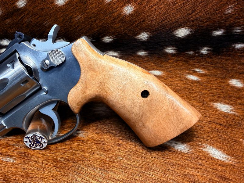 Smith & Wesson High Grade Hand Select Bastogne S&W Bear Hug Grips (K/L Round FRAME)