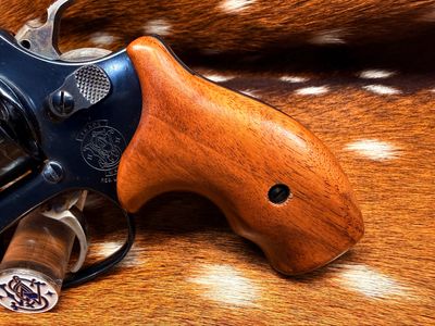 Smith & Wesson High Grade Walnut Grips (J Frame Boot Grip Finger Groove) Smith & Wesson High Grade Walnut Grips (J Frame Boot Grip Finger Groove)