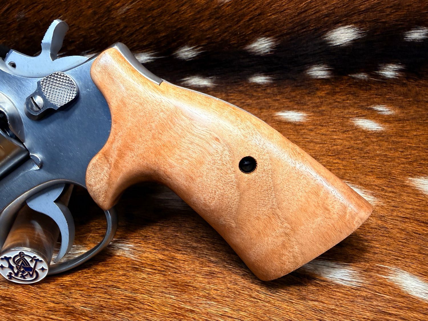 Smith & Wesson High Grade Hand Select Bastogne S&W Bear Hug Grips (K/L Round FRAME)