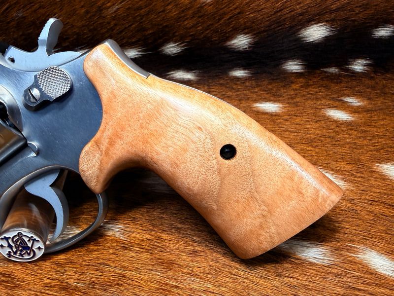 Smith & Wesson High Grade Hand Select Bastogne S&W Bear Hug Grips (K/L Round FRAME)