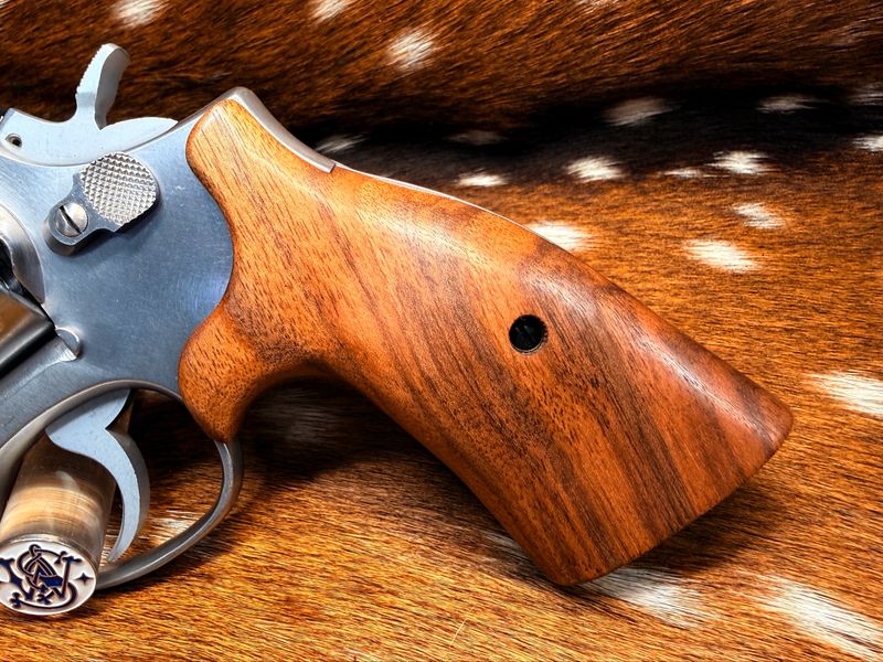 Smith & Wesson High Grade Hand Select Walnut S&W Bear Hug Grips (K/L FRAME)