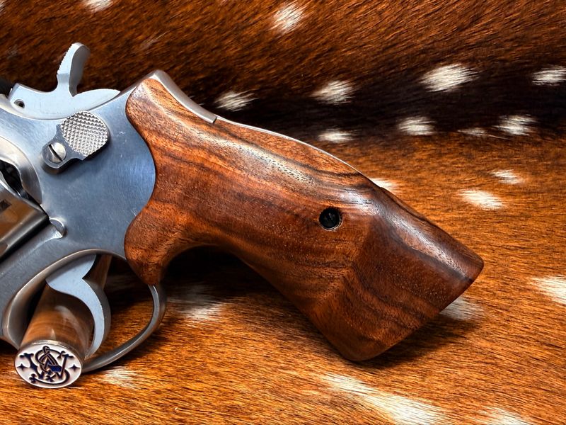 Smith & Wesson High Grade Hand Select Walnut S&W Bear Hug Grips (K/L FRAME)