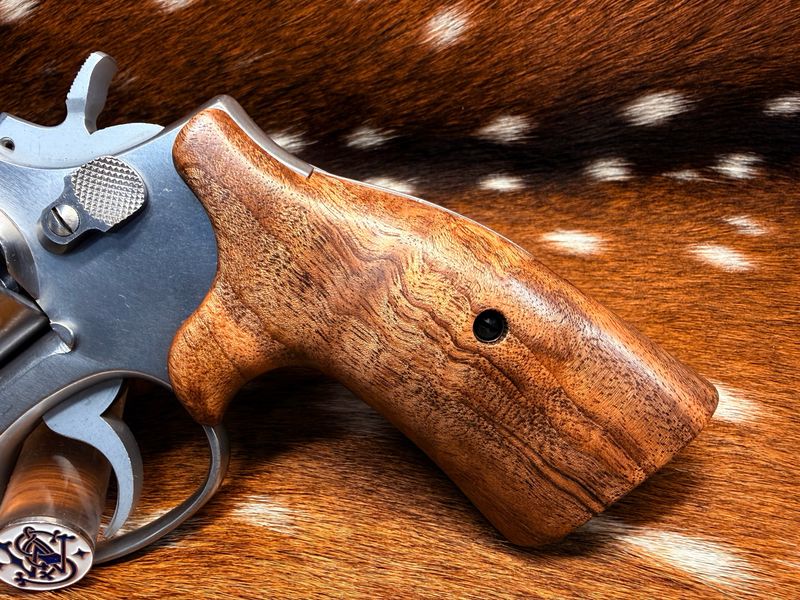 Smith & Wesson High Grade Hand Select Walnut S&W Bear Hug Grips (K/L FRAME)