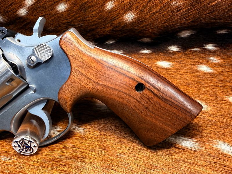 Smith & Wesson High Grade Hand Select Walnut S&W Bear Hug Grips (K/L FRAME)