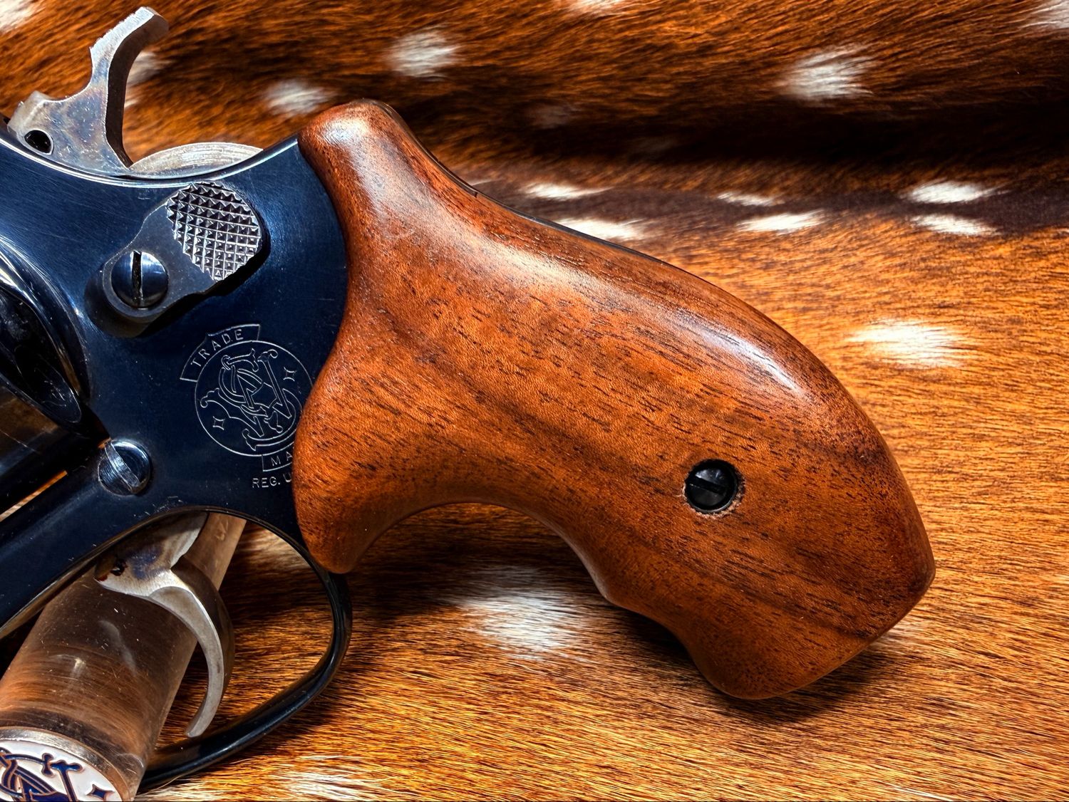 Smith & Wesson High Grade Walnut Grips (J Frame Boot Grip Finger Groove)