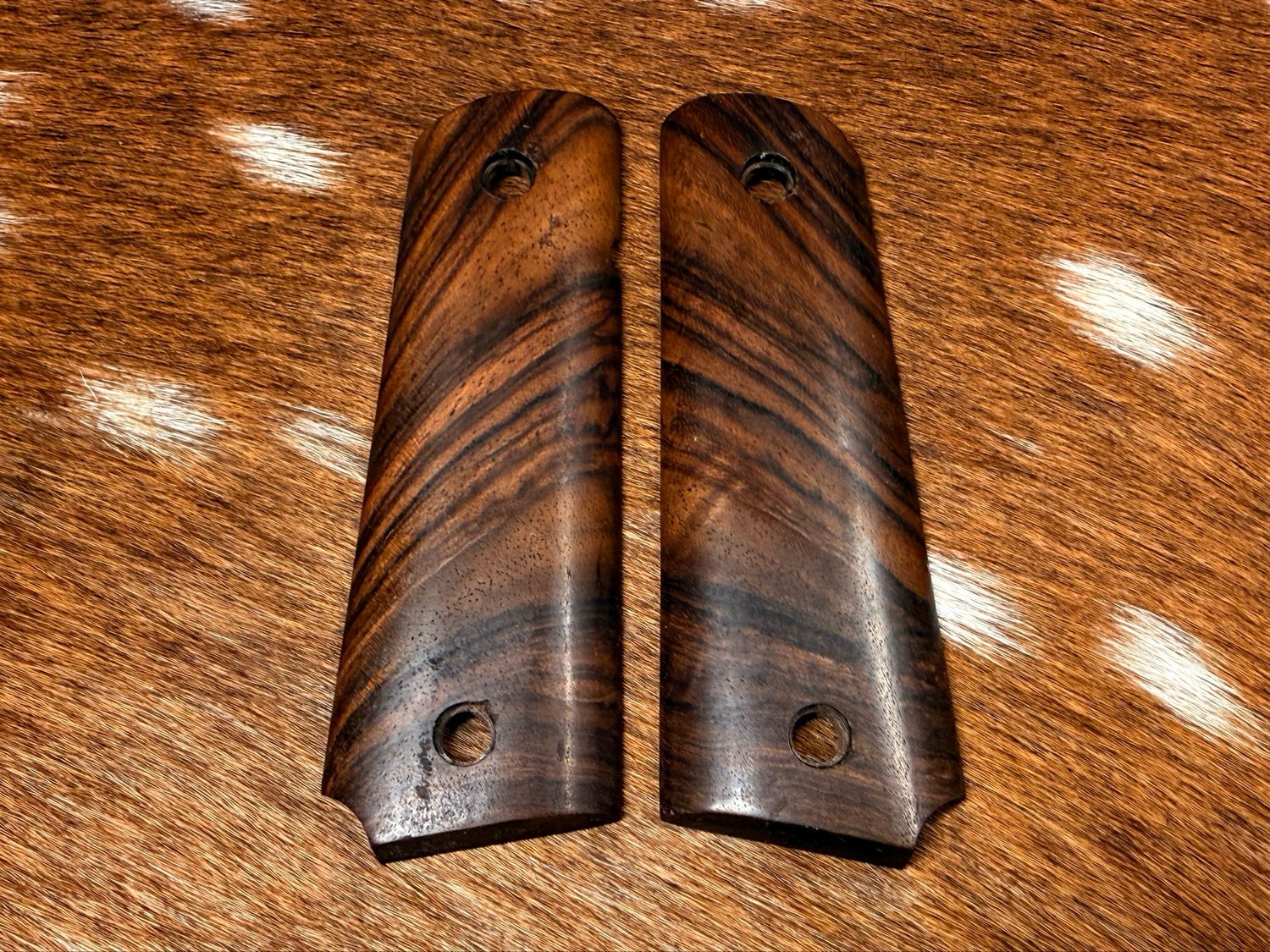 Traditional 1911 Walnut Grips