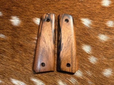 Traditional 1911 Walnut Grips Traditional 1911 Walnut Grips