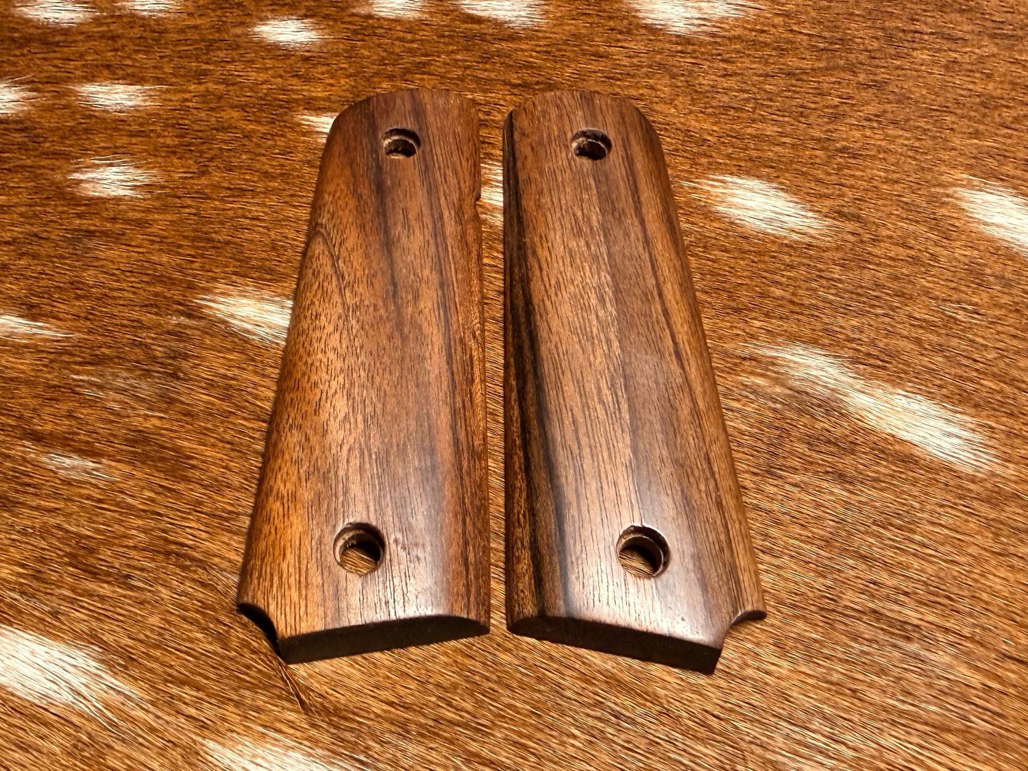 Traditional 1911 Walnut Grips
