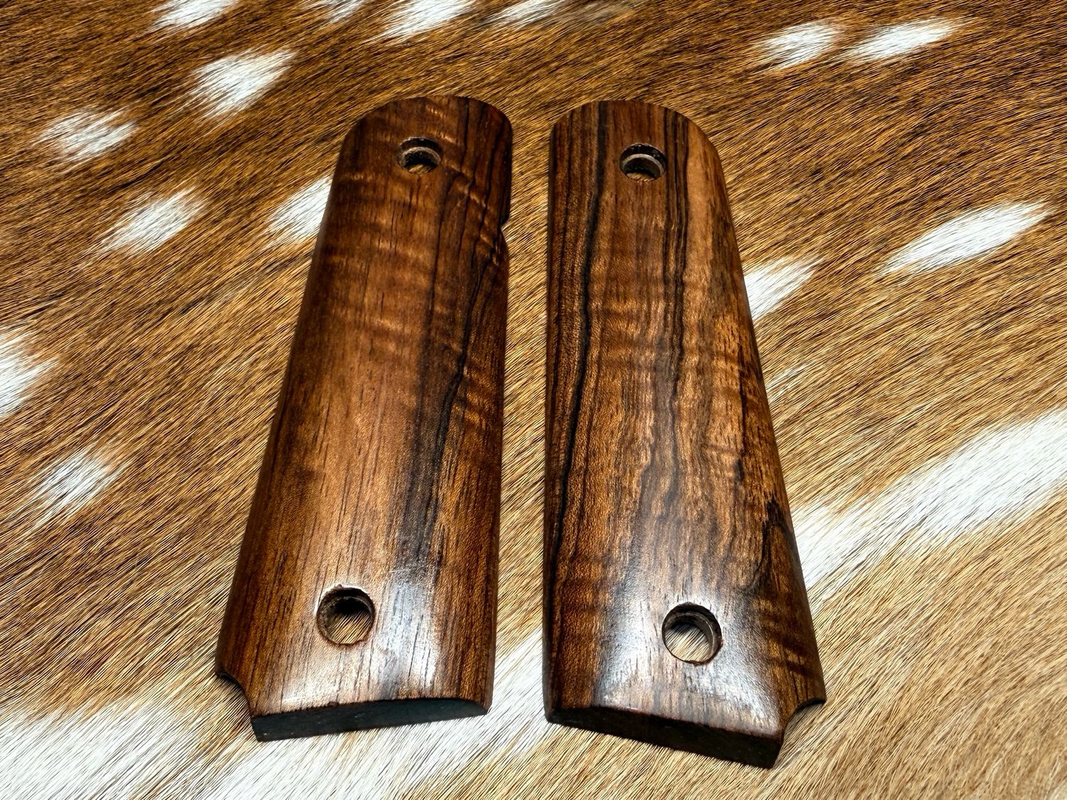Traditional 1911 Walnut Grips
