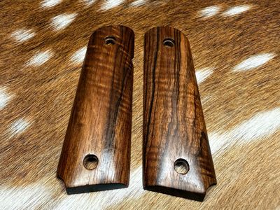 Traditional 1911 Walnut Grips